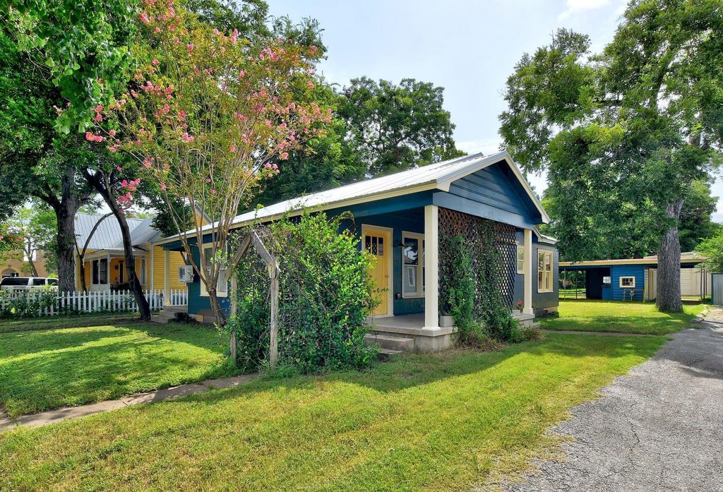 302 Olive ST A, Smithville, TX 78957