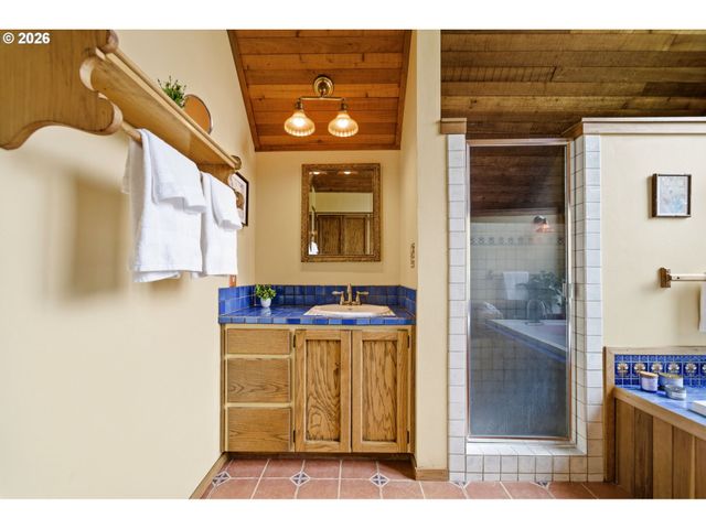 21138 S SOUTH END Rd, Oregon City, OR 97045
