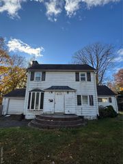 32 Weed Avenue, Hawthorne, NY 10532