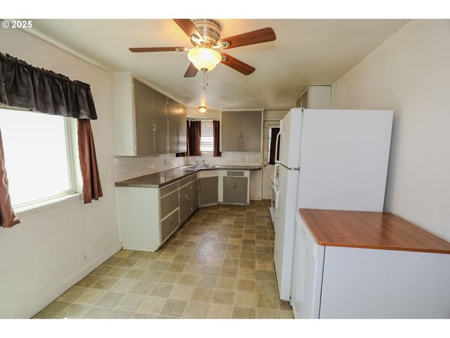 520 W UMPQUA St, Roseburg, OR 97471
