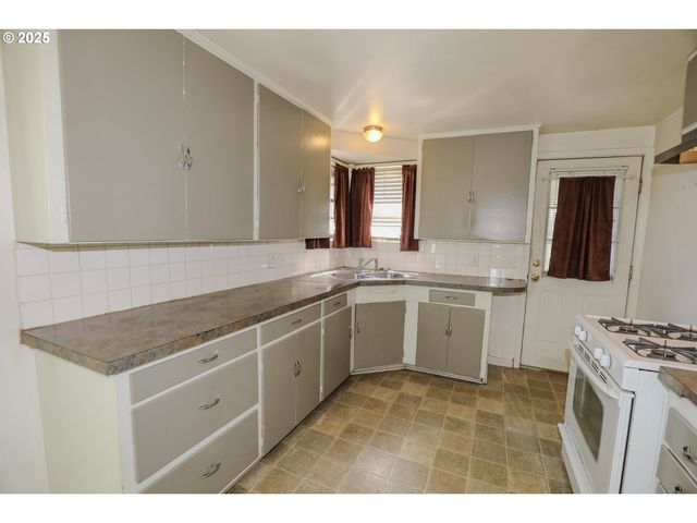 520 W UMPQUA St, Roseburg, OR 97471