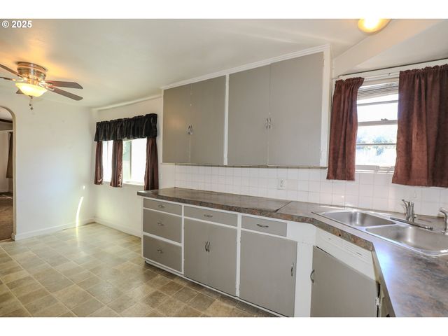 520 W UMPQUA St, Roseburg, OR 97471