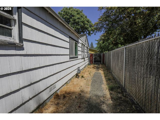 520 W UMPQUA St, Roseburg, OR 97471