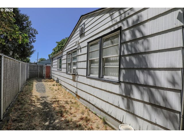 520 W UMPQUA St, Roseburg, OR 97471