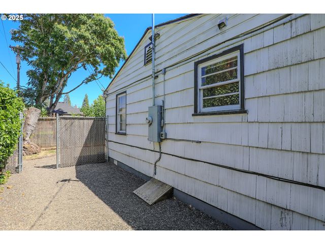 520 W UMPQUA St, Roseburg, OR 97471