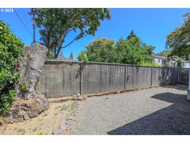 520 W UMPQUA St, Roseburg, OR 97471
