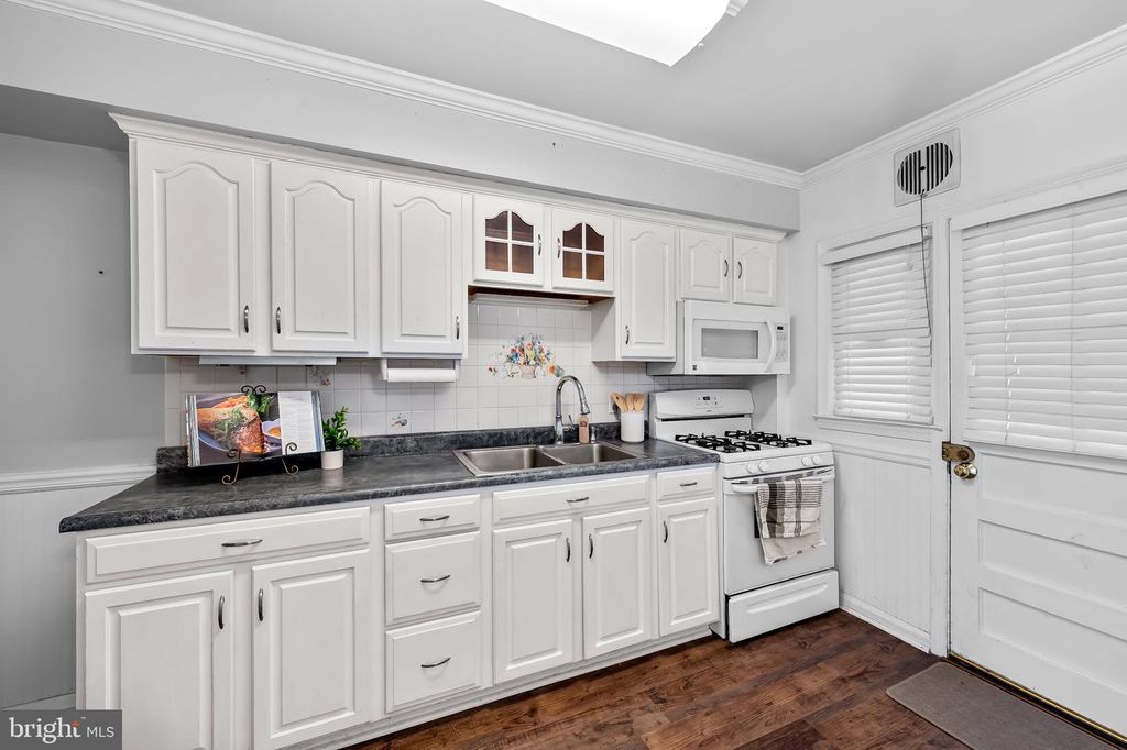 Image 10 of property listing at 7258 BRIDGEWOOD DR, Baltimore, MD 21224