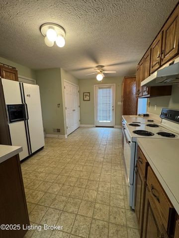 110 Chimney Rock Dr, Shepherdsville, KY 40165