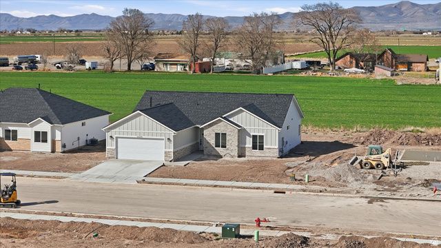 10295 N VISTA LN, Elwood, UT 84337