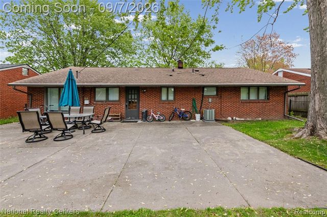 35463 Seville Street, Clinton Township, MI 48035