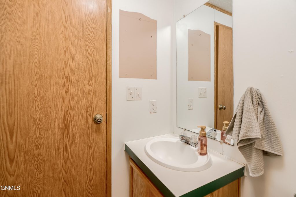 4755 British Drive, Bismarck, ND 58503 photo 23