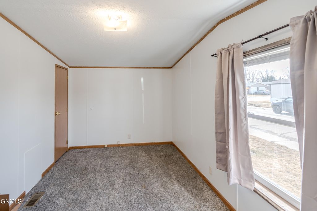 4755 British Drive, Bismarck, ND 58503 photo 25