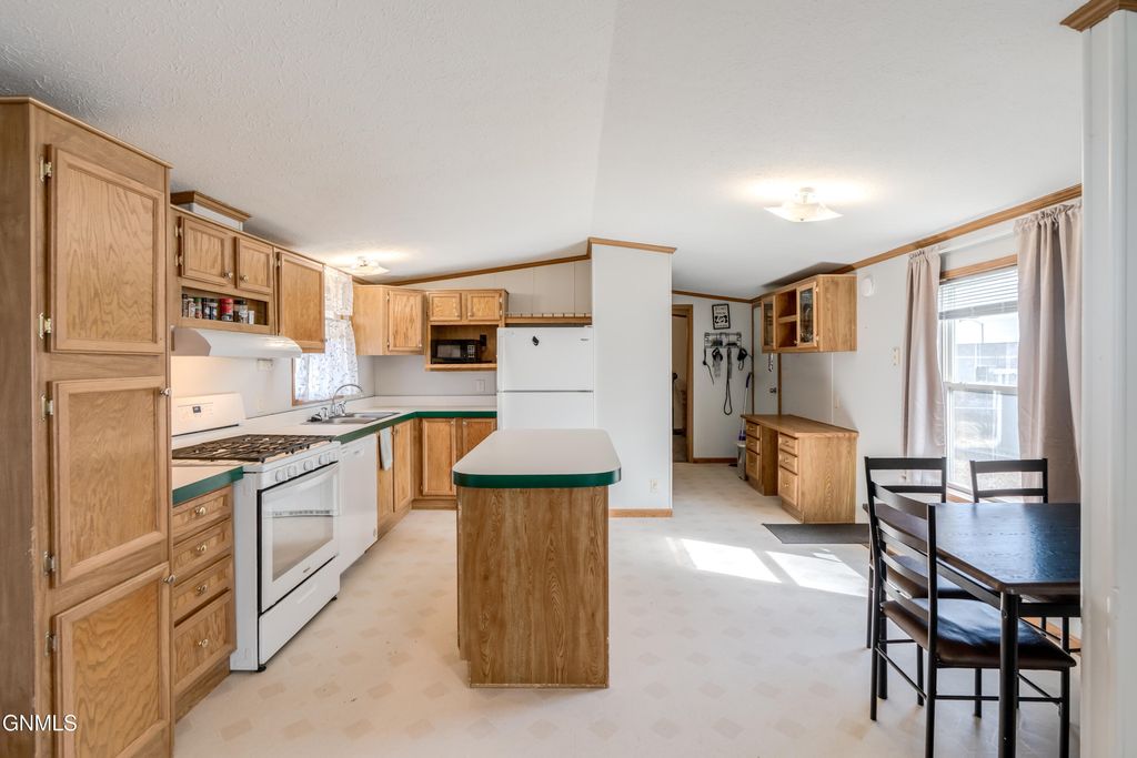 4755 British Drive, Bismarck, ND 58503 photo 3