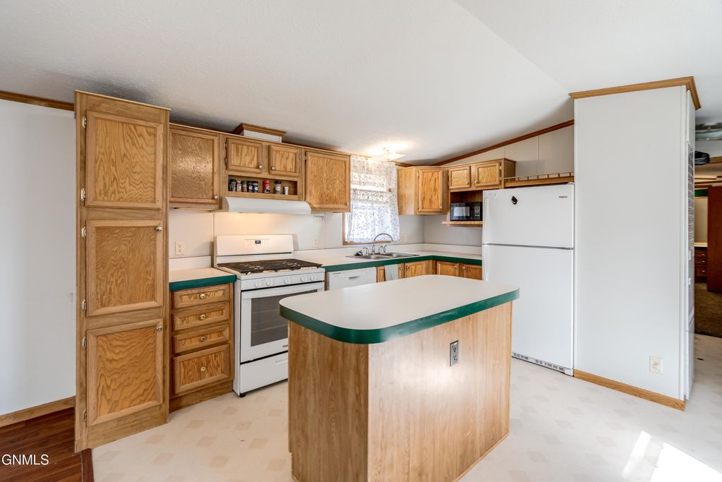 4755 British Drive, Bismarck, ND 58503 photo 4