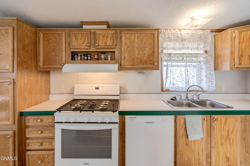 4755 British Drive, Bismarck, ND 58503 photo 6