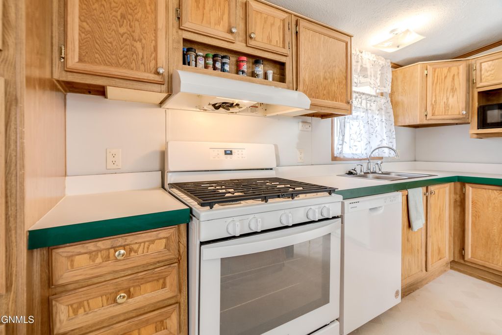 4755 British Drive, Bismarck, ND 58503 photo 7