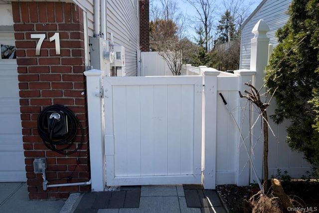 71 E Lido Prom, Lindenhurst, NY 11757