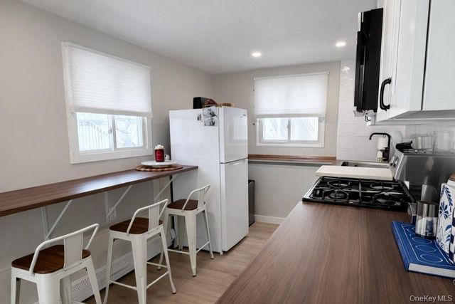 71 E Lido Prom, Lindenhurst, NY 11757