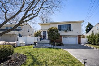71 E Lido Prom, Lindenhurst, NY 11757