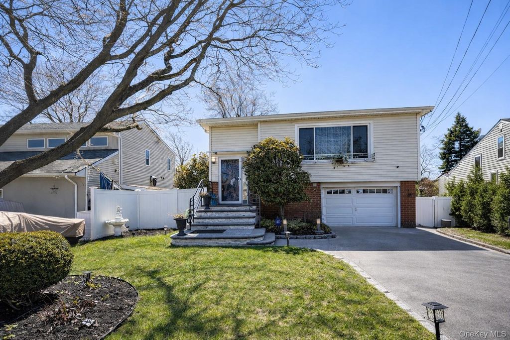 71 E Lido Prom, Lindenhurst, NY 11757
