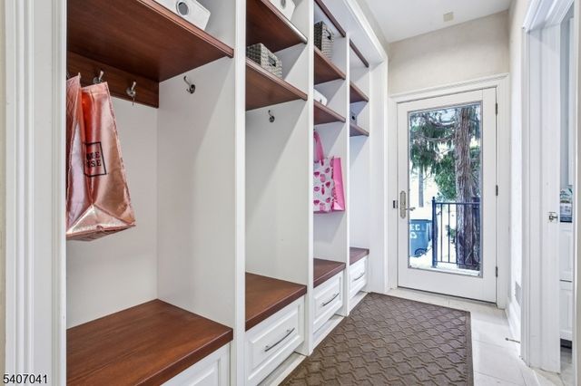 4 Grasmere Ct, Livingston Twp., NJ 07039