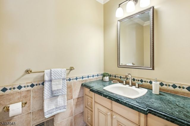 4 Grasmere Ct, Livingston Twp., NJ 07039