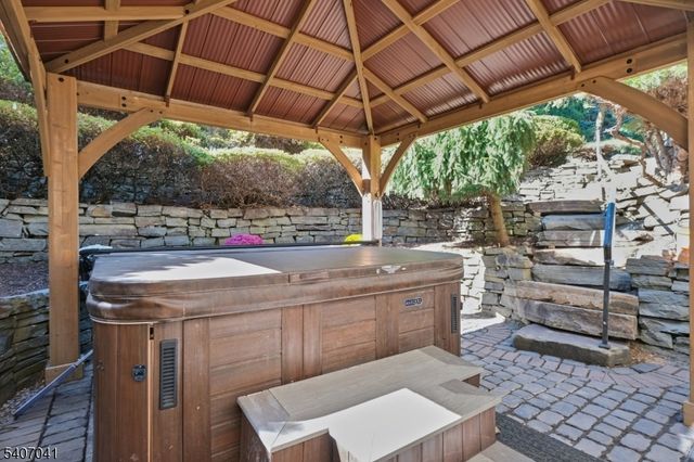 4 Grasmere Ct, Livingston Twp., NJ 07039