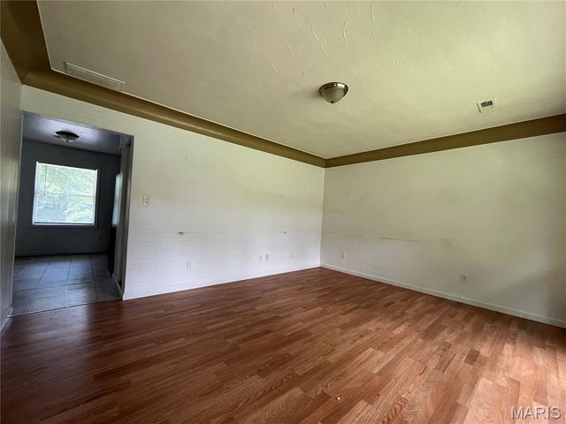 1612 California B, Collinsville, IL 62234