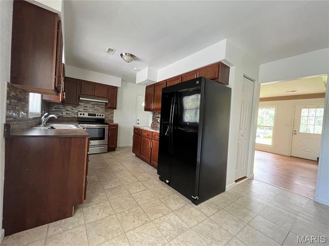 1612 California B, Collinsville, IL 62234