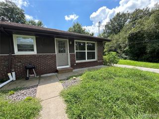 1612 California B, Collinsville, IL 62234