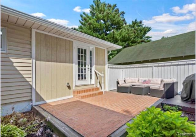 6333 Harriet Drive, Waterford Charter Township, MI 48327