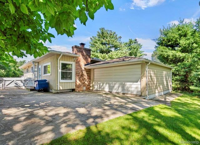 6333 Harriet Drive, Waterford Charter Township, MI 48327