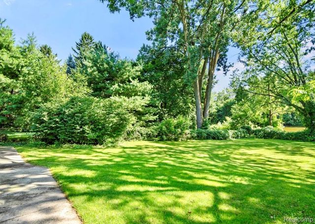 6333 Harriet Drive, Waterford Charter Township, MI 48327