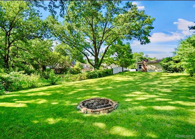 6333 Harriet Drive, Waterford Charter Township, MI 48327