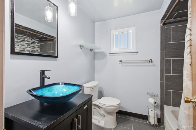 23707 Thornton Street, Clinton Charter Township, MI 48035