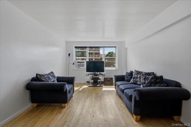 279 N Broadway 8R, Yonkers, NY 10701