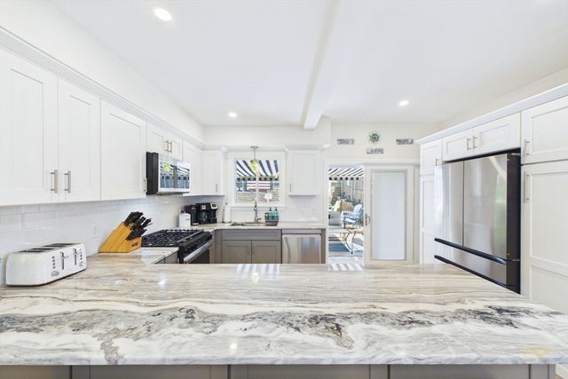 87 Stowe St, Fall River, MA 02720
