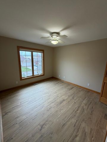 8304 9th Street N, Oakdale, MN 55128