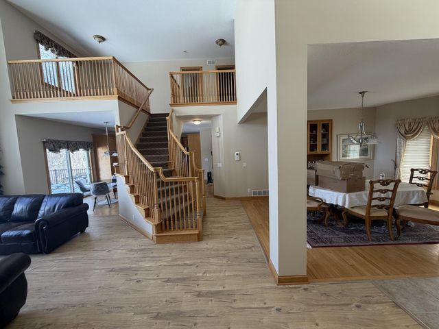 8304 9th Street N, Oakdale, MN 55128