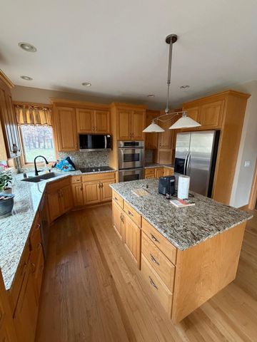 8304 9th Street N, Oakdale, MN 55128