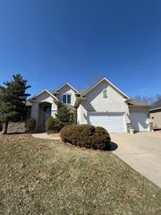 8304 9th Street N, Oakdale, MN 55128