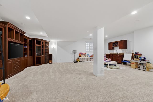 8999 Hearthstone Drive, Zionsville, IN 46077