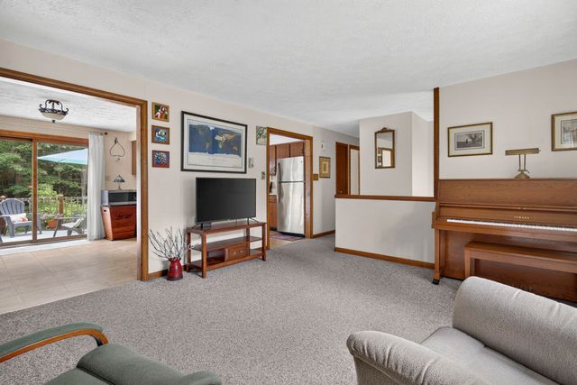 8 Rocky Hill Road, Litchfield, NH 03052