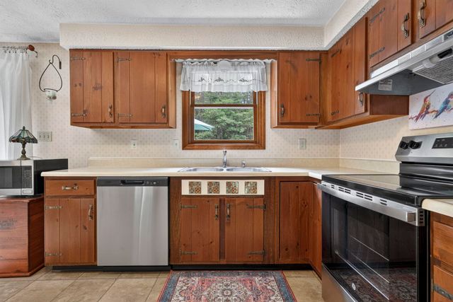 8 Rocky Hill Road, Litchfield, NH 03052
