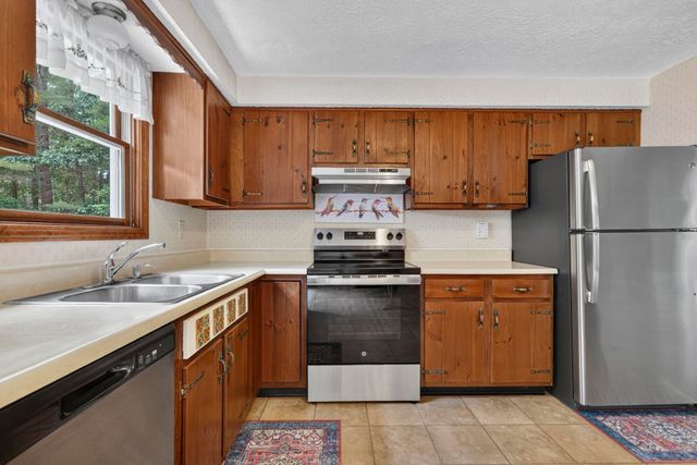 8 Rocky Hill Road, Litchfield, NH 03052