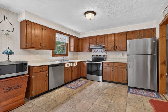 8 Rocky Hill Road, Litchfield, NH 03052