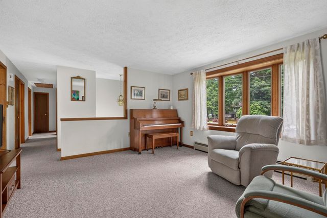 8 Rocky Hill Road, Litchfield, NH 03052