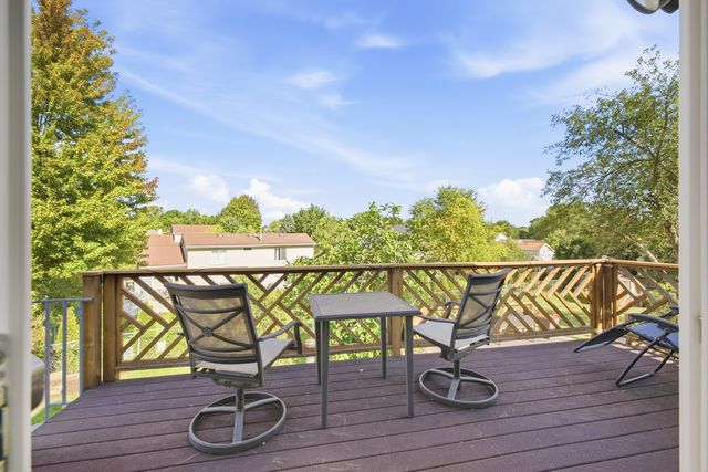 10 Canterbury Court, Streamwood, IL 60107