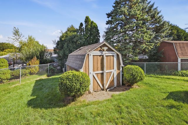 10 Canterbury Court, Streamwood, IL 60107