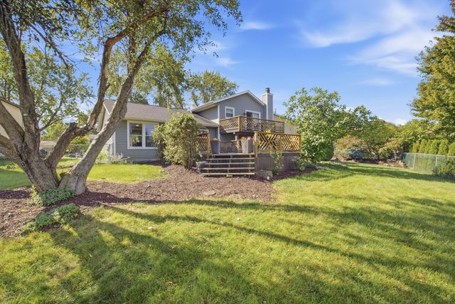 10 Canterbury Court, Streamwood, IL 60107